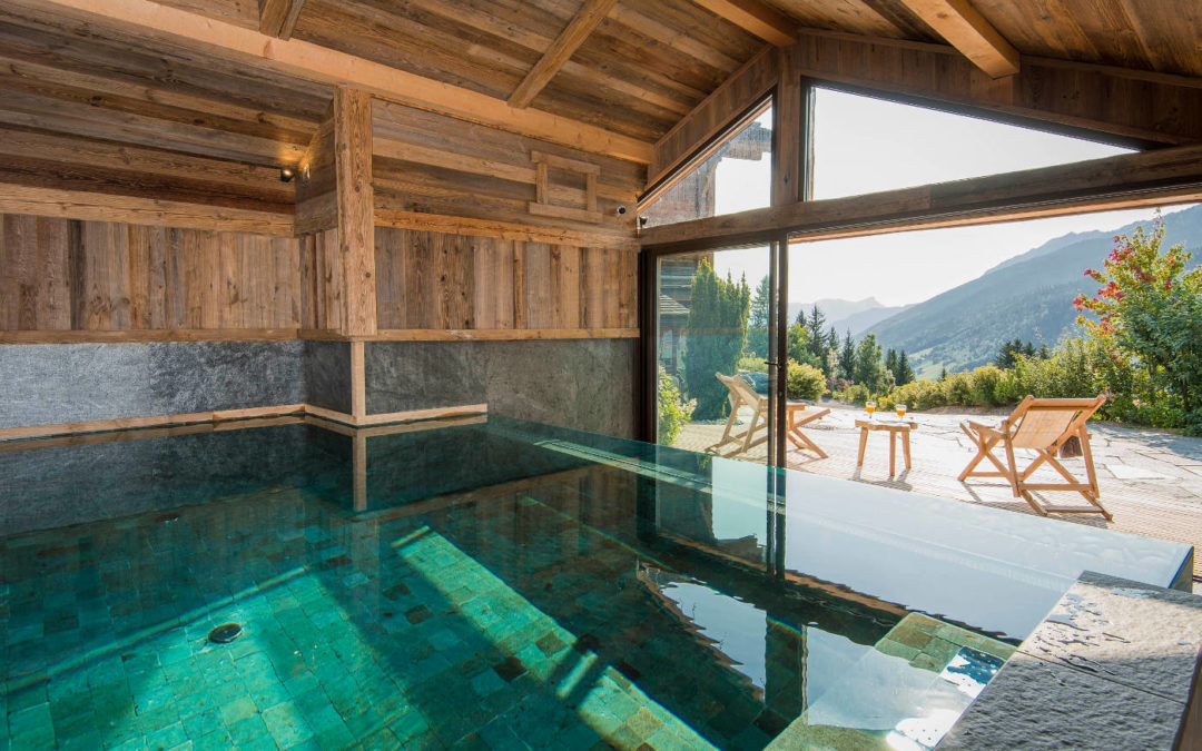 Spa de nage dans un chalet en Haute-Savoie